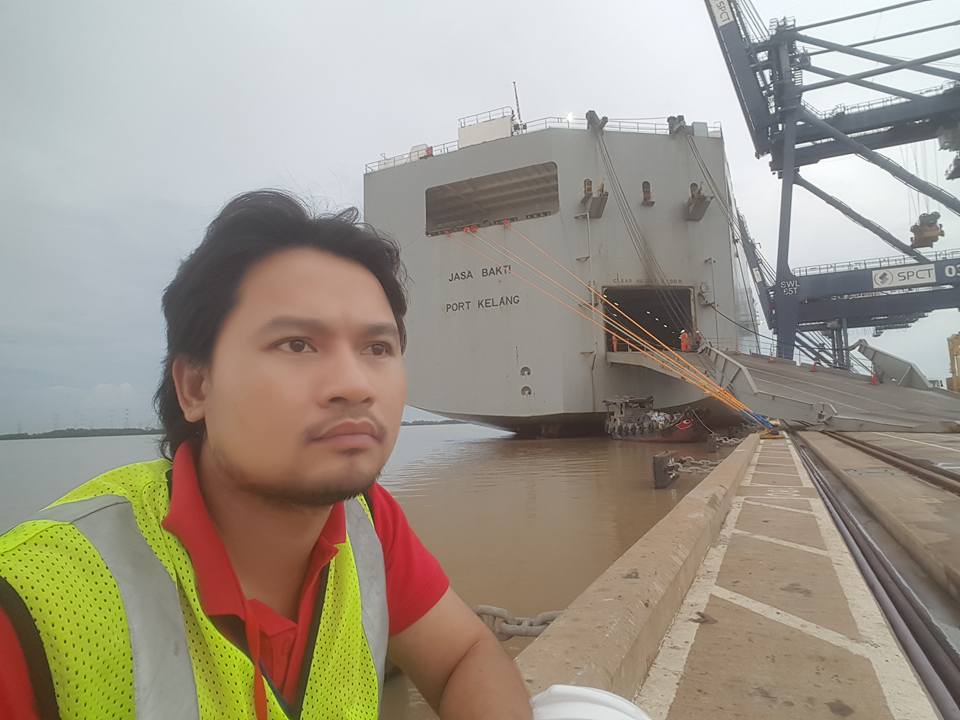 Blogistics author waiting for RORO ship to load cargo.